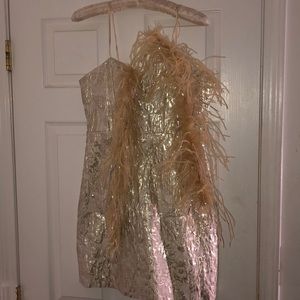 This beautiful feather and floral dress is a must✨